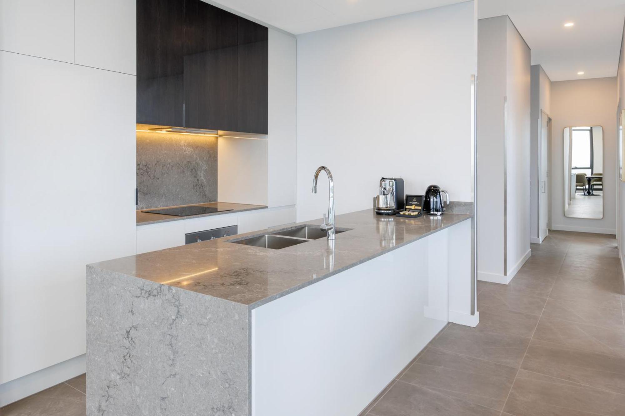Meriton Suites Μελβούρνη Εξωτερικό φωτογραφία A kitchen in a typical apartment